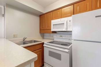 Standard Room, 1 King Bed, Non Smoking, Kitchen