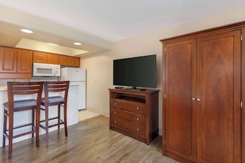Standard Room, 1 King Bed, Non Smoking, Kitchen