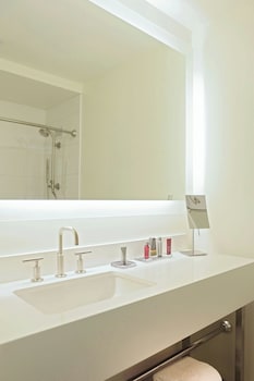 Room, 1 King Bed, City View