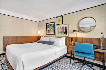 Premium Room, 1 King Bed, City View, Corner
