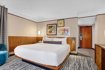 Premium Room, 1 King Bed, City View, Corner