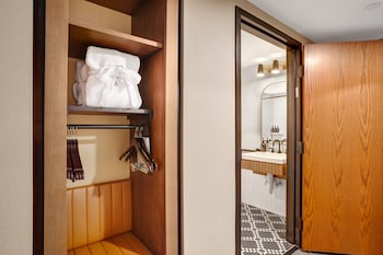Room, 2 Queen Beds, Roll-in Shower (Mobility Accessible)