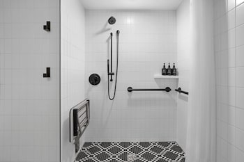 Room, 2 Queen Beds, Roll-in Shower (Mobility Accessible)