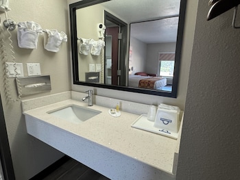 Deluxe Studio Suite, 1 King Bed, Non Smoking