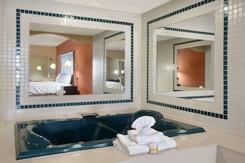 Deluxe Studio Suite, 1 King Bed, Non Smoking
