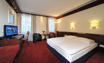 Classic Room, 1 Double Bed, Refrigerator (Converts to 2 Twin Beds)