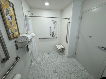 Suite, 1 King Bed, Accessible, Non Smoking