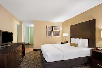 Room, 1 Queen Bed, Accessible, City View (Mobility Accessible)
