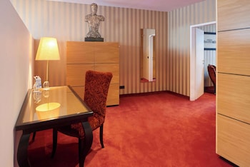 Suite, Multiple Beds, Balcony (Separate Living Room)