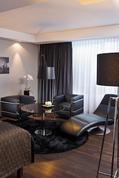 Club Suite, Club Lounge Access