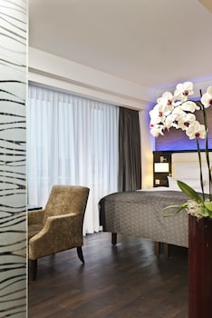 Club Suite, Club Lounge Access