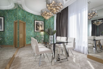 Royal Suite, Club Lounge Access