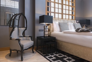 Senior Suite, Club Lounge Access