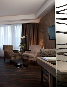 Club Room, Club Lounge Access