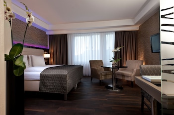 Club Room, Club Lounge Access