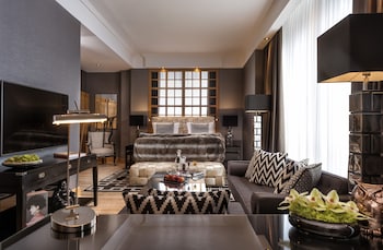 Senior Suite, Club Lounge Access