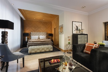 Senior Suite, Club Lounge Access