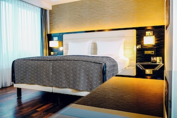 Club Room, Club Lounge Access