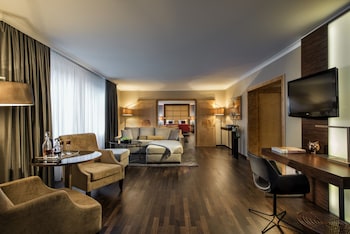 Senior Suite, Club Lounge Access