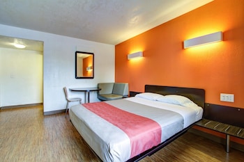 Standard Room, 1 King Bed, Accessible, Non Smoking