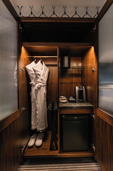 Deluxe Room, 1 King Bed