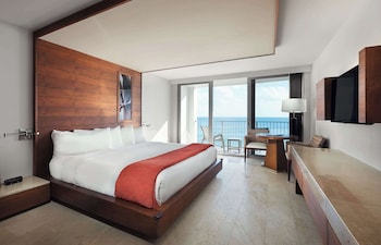 Room, 1 King Bed, Accessible, Oceanfront (ADA Tub)