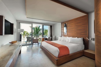 Room, 1 King Bed, Pool View