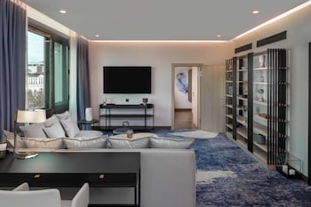 Suite, 1 King Bed (Diplomat Suite)
