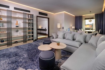 Suite, 1 King Bed (Diplomat Suite)