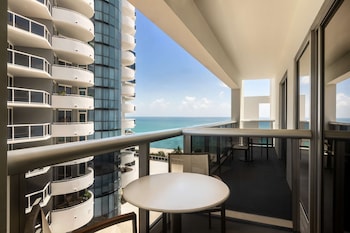 Room, 2 Queen Beds, Balcony, Partial Ocean View