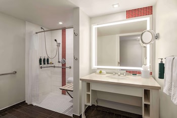 Room, 2 Queen Beds, Accessible, Oceanfront (Mobility & Hearing, Roll-in Shower)
