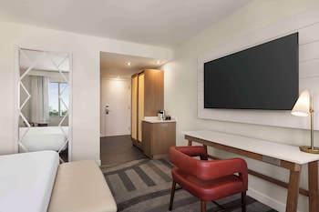 Room, 1 King Bed, Accessible (Mobility & Hearing, Roll-in Shower)