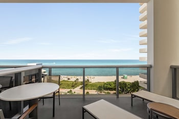 1 King Bed Premium Oceanfront Balcony