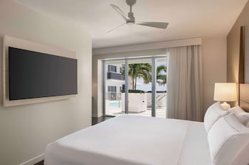 Junior Suite, 1 King Bed, Accessible (Mobility & Hearing, Roll-in Shower)
