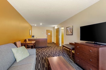 Suite, 2 Queen Beds, Non Smoking, Refrigerator & Microwave (Living Room;with Sofabed)