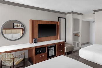 Room, 2 Queen Beds, Accessible Bathtub