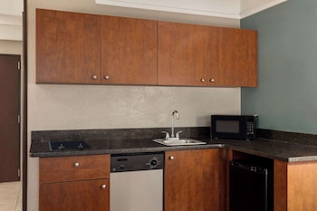 Room, 1 King Bed, Non Smoking, Kitchenette