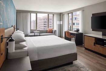 Club Room, 1 King Bed (Mobility/Hearing Access, Roll-In Shwr)