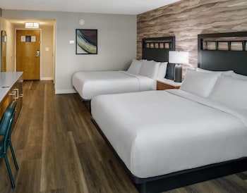 Room, 2 Queen Beds, Bathtub