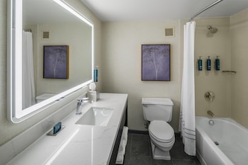 Room, 2 Queen Beds, Bathtub