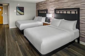 Room, 2 Queen Beds, Bathtub