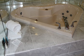 Executive Suite, Jetted Tub
