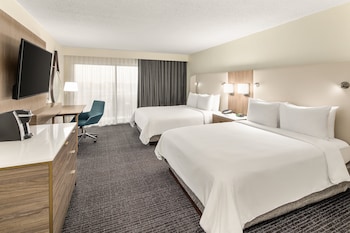 Standard Room, 2 Queen Beds, Roll-in Shower (Mobility)