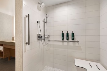 Room, 2 Queen Beds, Accessible (Mobility, Roll-In Shower)