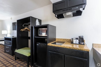 Room, 1 King Bed, Non Smoking, Kitchenette