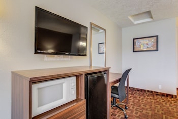 Senior Room, 1 Queen Bed, Accessible, Non Smoking