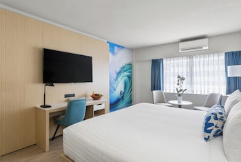 Premium Room, 1 King Bed, Partial Ocean View