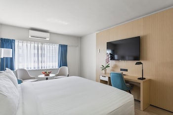 Deluxe Room, 1 King Bed, Partial Ocean View