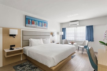 Deluxe Room, 1 King Bed, Partial Ocean View