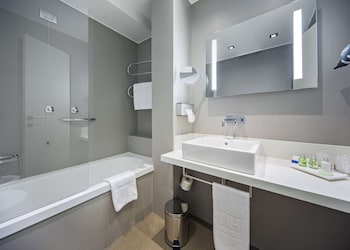 Family Room (Adjoining Room, extra bed 4AD+1CH)